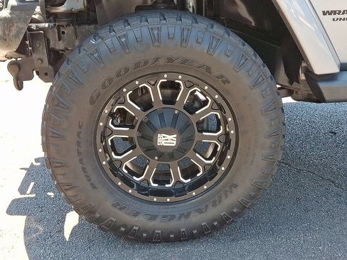 Used 2015 Jeep Wrangler Unlimited Sahara w/ Connectivity Group AWD/4WD image 24