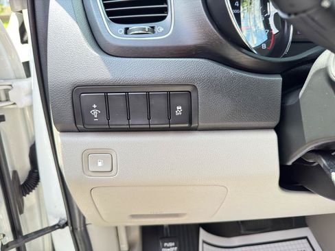 Used 2019 Kia Sedona L FWD image 19