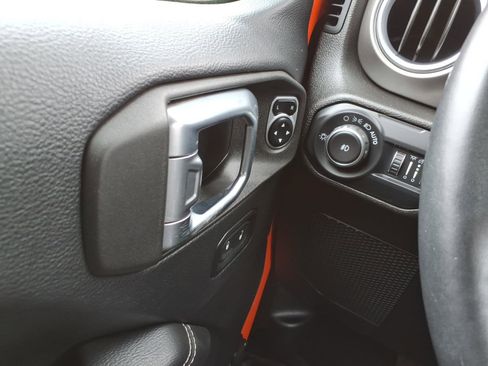 Used 2018 Jeep Wrangler Unlimited Sahara w/ Cold Weather Group AWD/4WD image 19