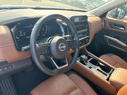 Used 2025 Nissan Pathfinder Platinum FWD image 4