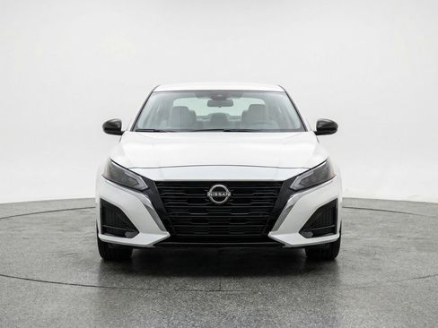 Used 2025 Nissan Altima 2.5 SV image 2