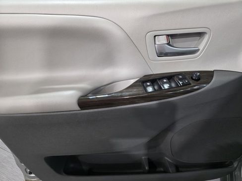 Used 2017 Toyota Sienna XLE w/ XLE Navigation Package image 10