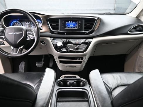Used 2017 Chrysler Pacifica Touring-L FWD image 13