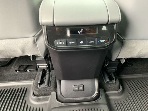 Used 2024 Toyota Highlander XLE image 33