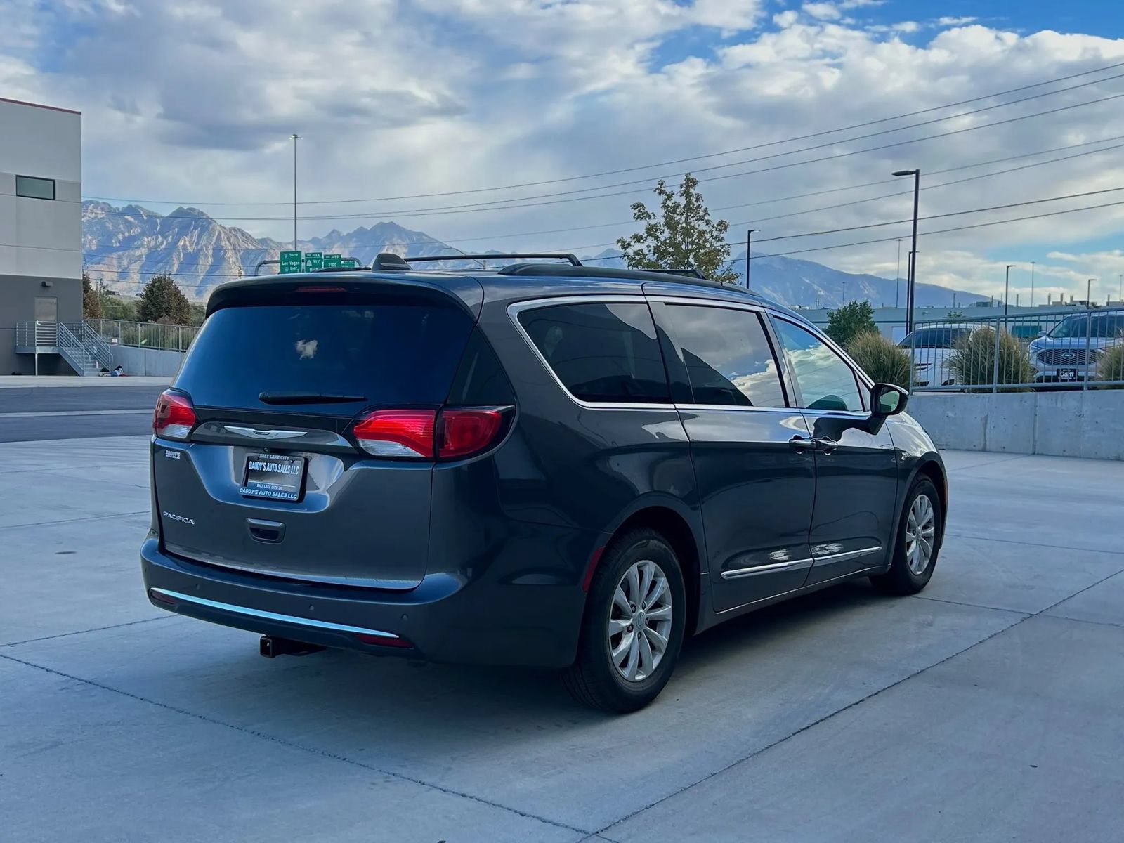Used 2017 Chrysler Pacifica Touring-L FWD image 5