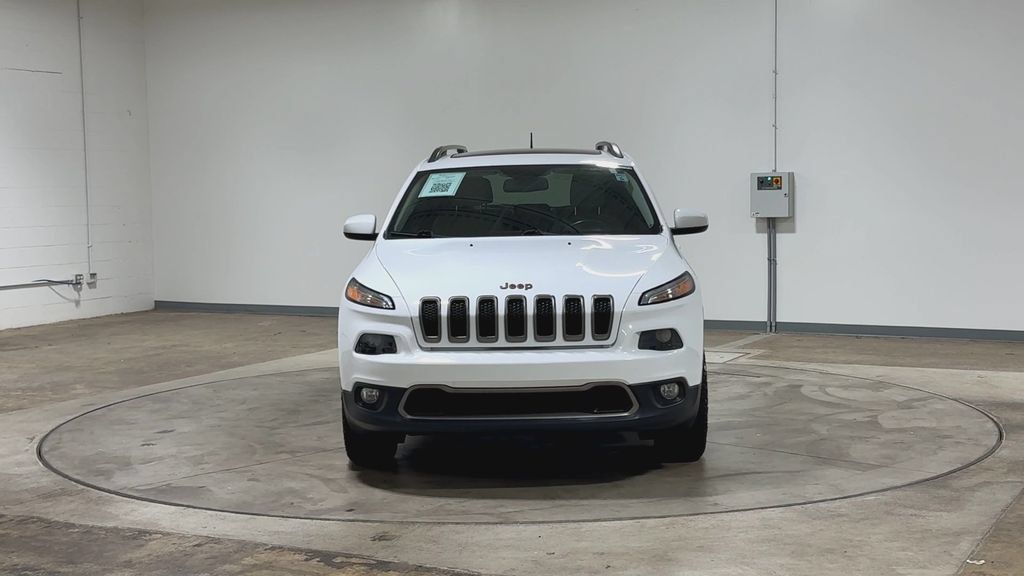 Used 2017 Jeep Cherokee Latitude w/ Comfort & Sound Group AWD/4WD image 3