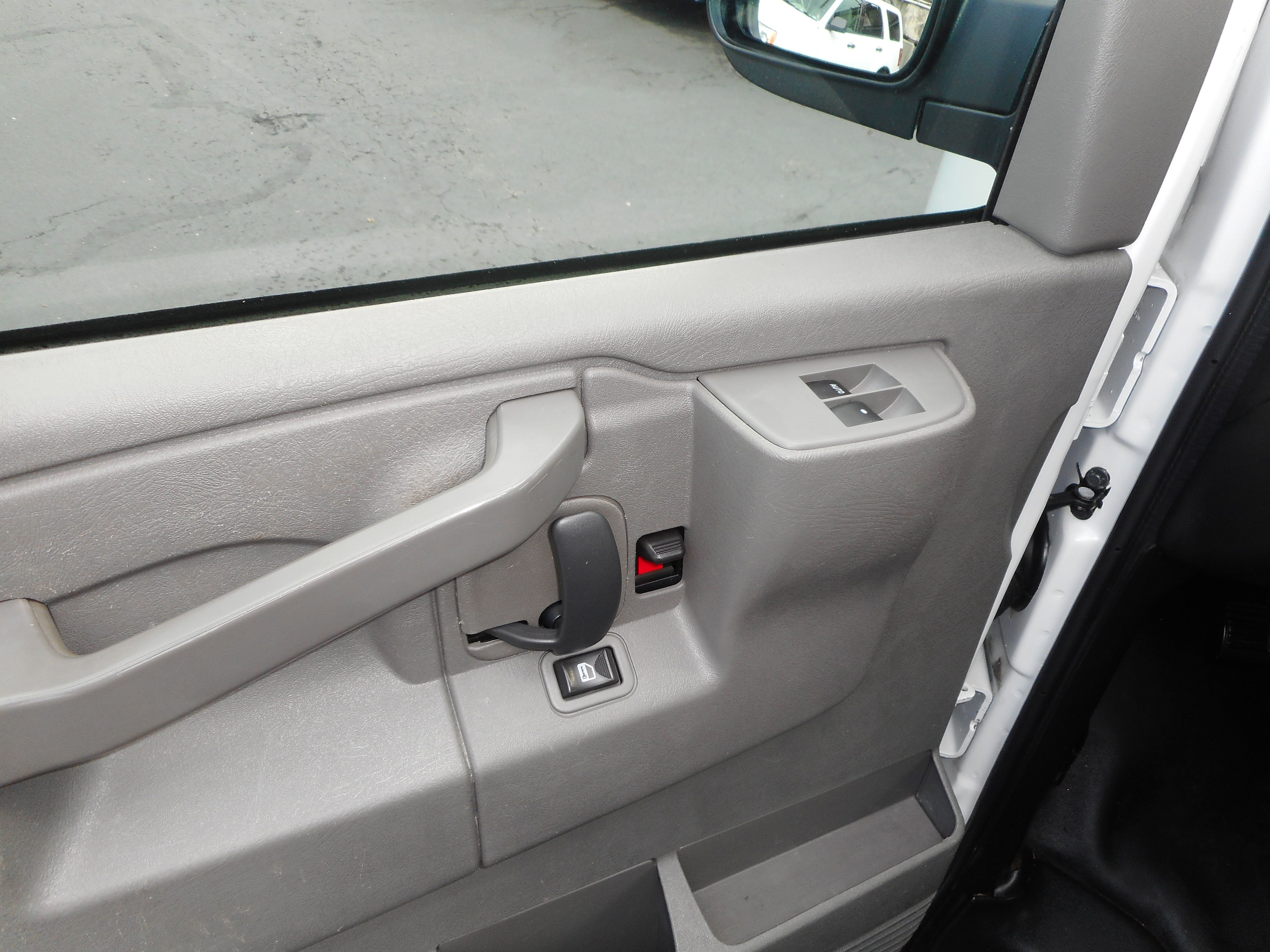 Used 2016 Chevrolet Express 2500 RWD image 15
