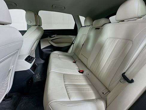 Used 2024 Audi Q8 e-tron Premium image 9