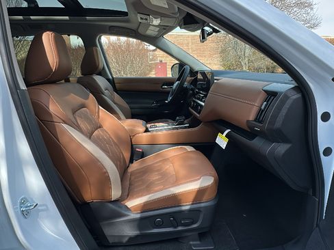 New 2026 Nissan Pathfinder Platinum image 9