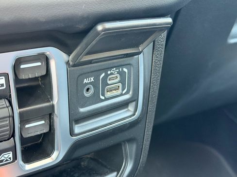 Used 2025 Jeep Wrangler Unlimited Sahara AWD/4WD image 27