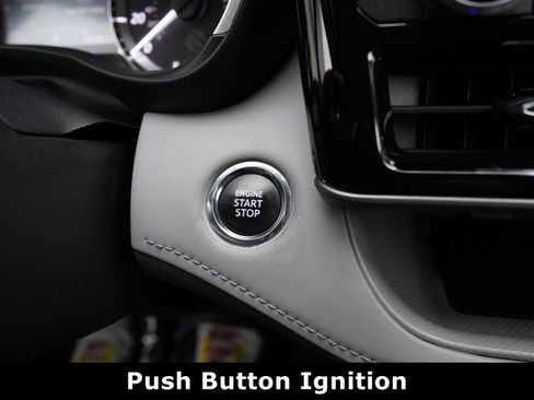 Used 2023 Toyota Highlander XLE image 8