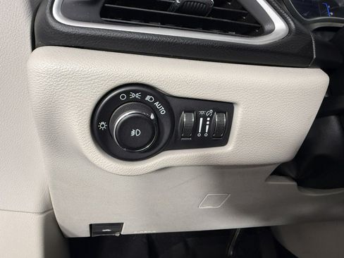 Used 2017 Chrysler Pacifica Touring-L FWD image 22