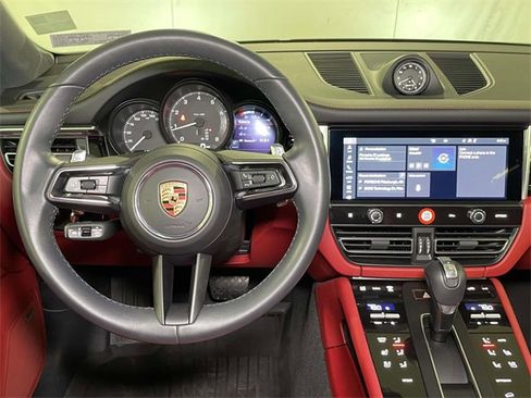 Used 2025 Porsche Macan image 27