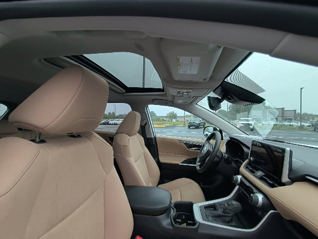 Used 2025 Toyota RAV4 XLE w/ Convenience Package FWD image 3