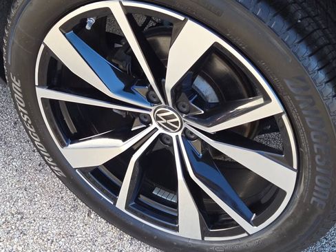 Used 2024 Volkswagen Atlas SEL Premium R-Line image 17