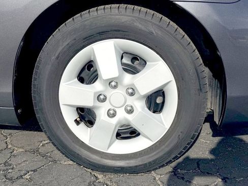 Used 2010 Toyota Camry LE image 11