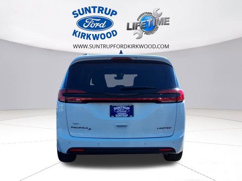 Used 2025 Chrysler Pacifica Limited FWD image 32
