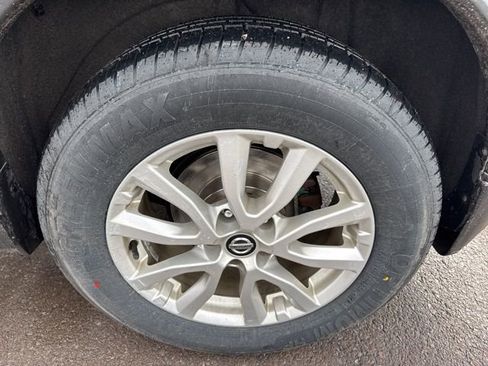 Used 2019 Nissan Rogue SV image 32