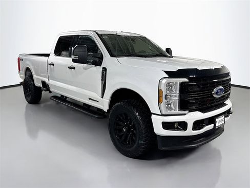 Used 2024 Ford F350 XLT image 3