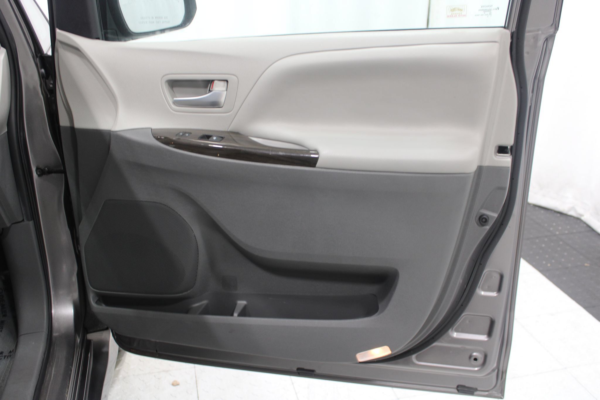 Used 2020 Toyota Sienna XLE w/ XLE Navigation Package FWD image 21