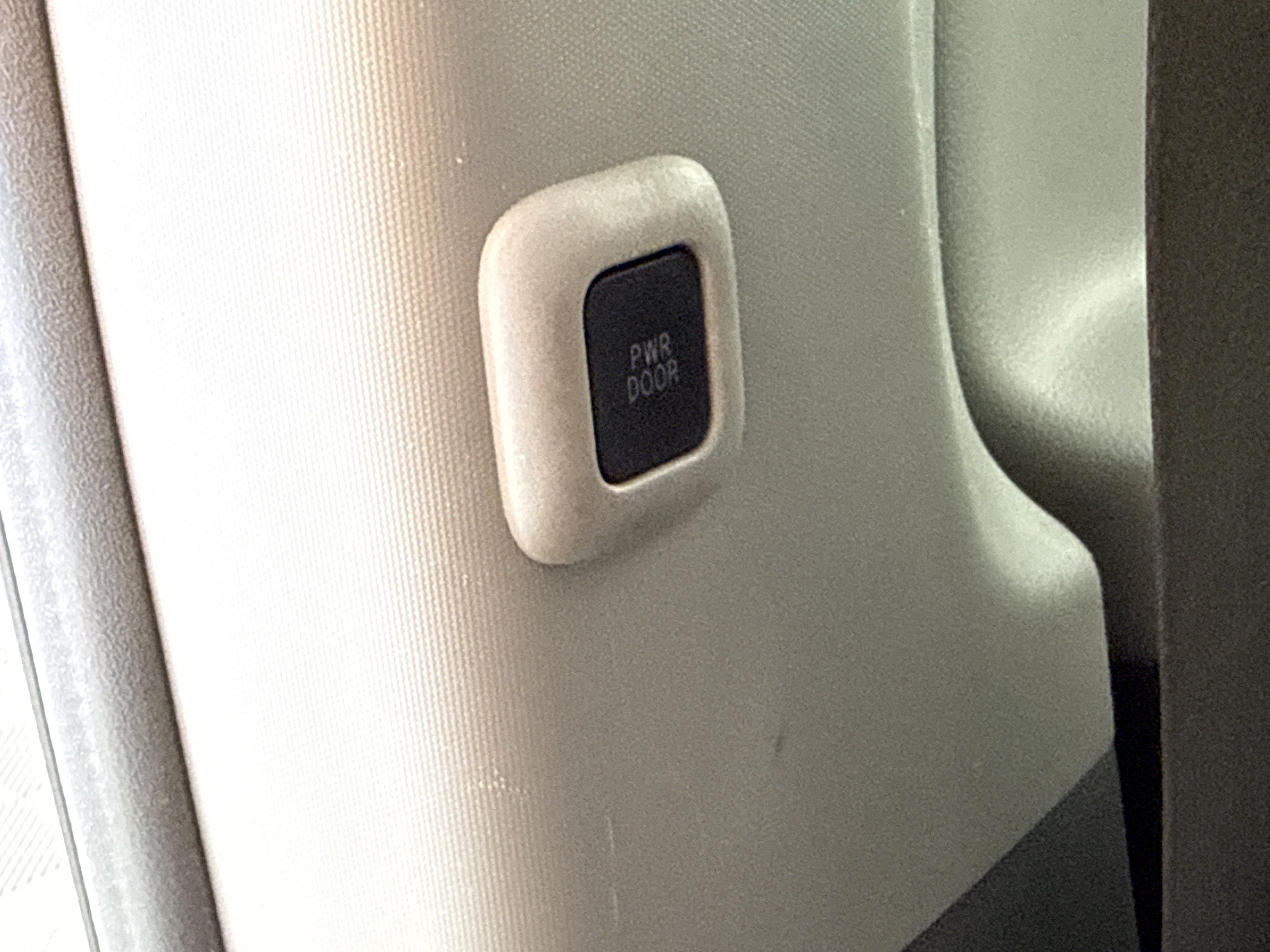 Used 2018 Toyota Sienna LE FWD image 18