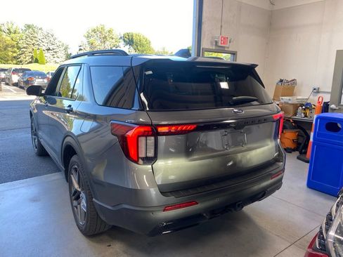 Used 2025 Ford Explorer ST-Line w/ ST-Line Street Pack AWD/4WD image 3