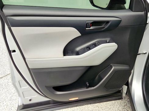 Used 2023 Toyota Highlander LE FWD image 10