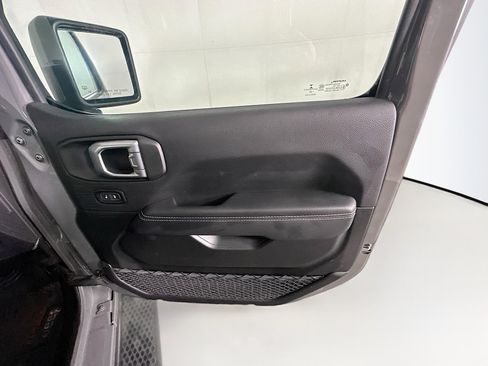 Used 2022 Jeep Wrangler Unlimited Sahara AWD/4WD image 31