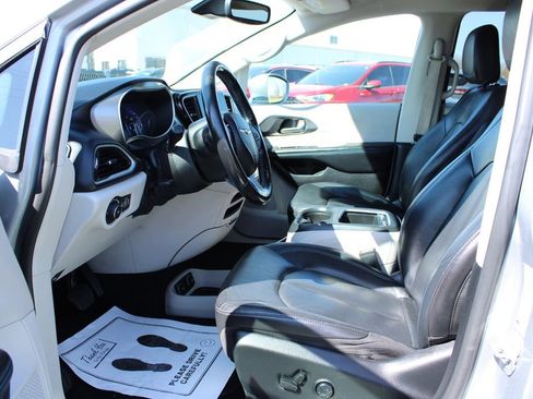 Used 2021 Chrysler Pacifica Touring-L FWD image 33