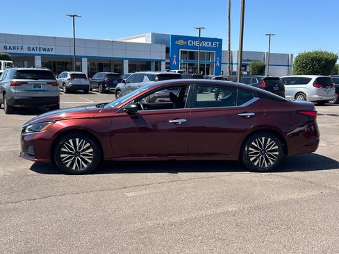 Used 2024 Nissan Altima 2.5 SV FWD image 2