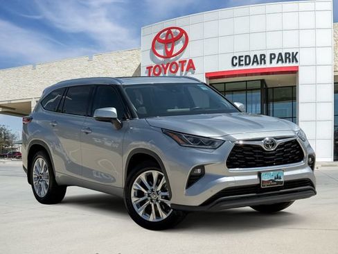 Used 2023 Toyota Highlander Limited FWD image 1