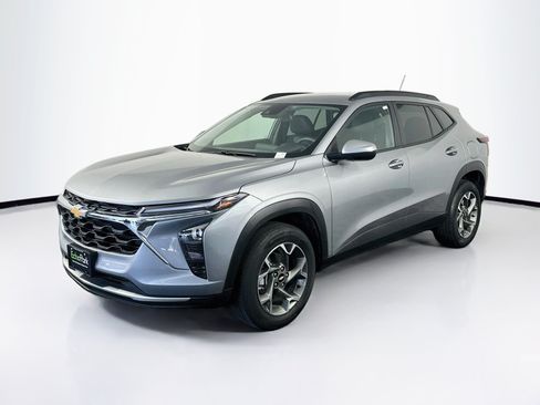 Used 2026 Chevrolet Trax LT FWD image 3