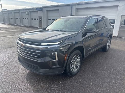 Used 2025 Chevrolet Traverse LT image 4