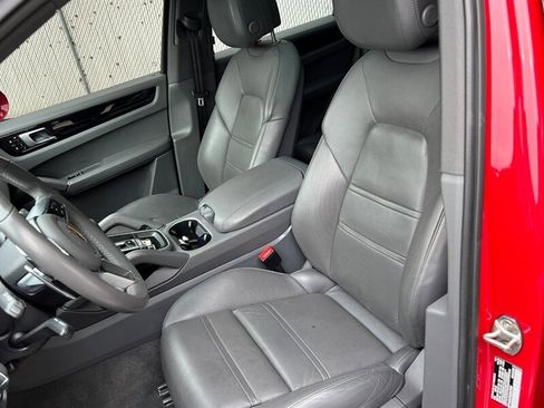 Used 2021 Porsche Cayenne image 18