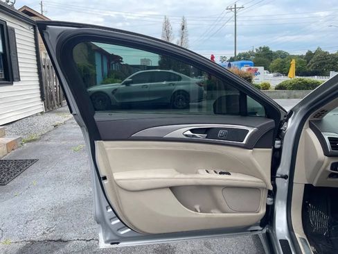 Used 2017 Lincoln MKZ Reserve FWD image 10