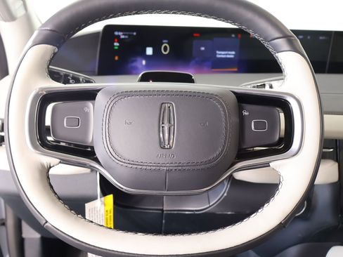 New 2026 Lincoln Navigator Premiere AWD/4WD image 3
