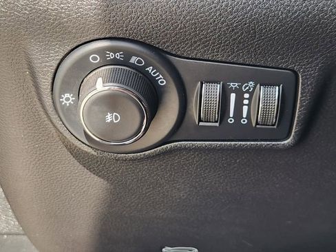 Used 2025 Jeep Compass Limited image 21