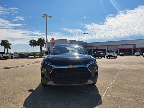 Used 2025 Chevrolet Blazer LT image 2