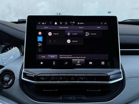 Used 2025 Jeep Compass Limited image 33