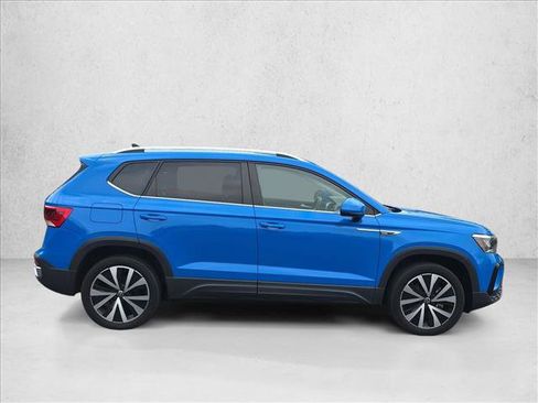Used 2023 Volkswagen Taos SE w/ Panoramic Sunroof Package FWD image 4