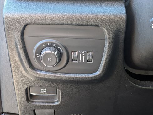 Used 2024 Jeep Grand Cherokee L Limited w/ Luxury Tech Group II image 16