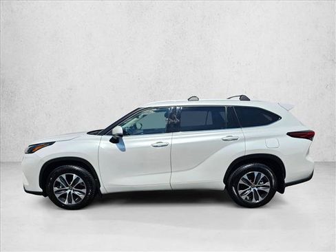 Used 2022 Toyota Highlander XLE AWD/4WD image 8