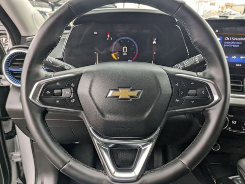 Used 2025 Chevrolet Trax LT w/ LT Convenience Package image 17