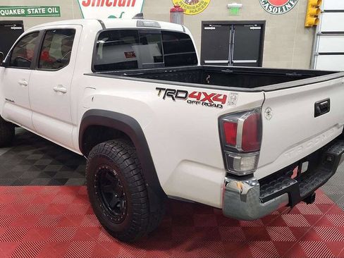 Used 2020 Toyota Tacoma TRD Off-Road image 3