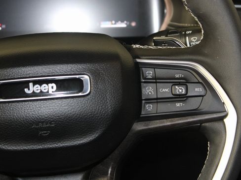 Used 2025 Jeep Grand Cherokee Limited w/ Black Appearance Package image 18