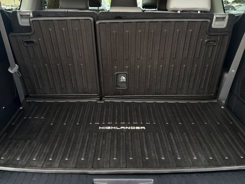 Used 2023 Toyota Highlander Limited FWD image 17