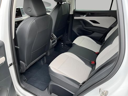 Used 2025 Volkswagen Tiguan SE image 24