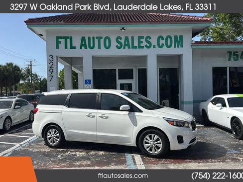 Used 2017 Kia Sedona LX w/ LX Essentials Premium Package FWD image 12