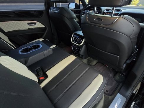 Used 2022 Bentley Bentayga image 47