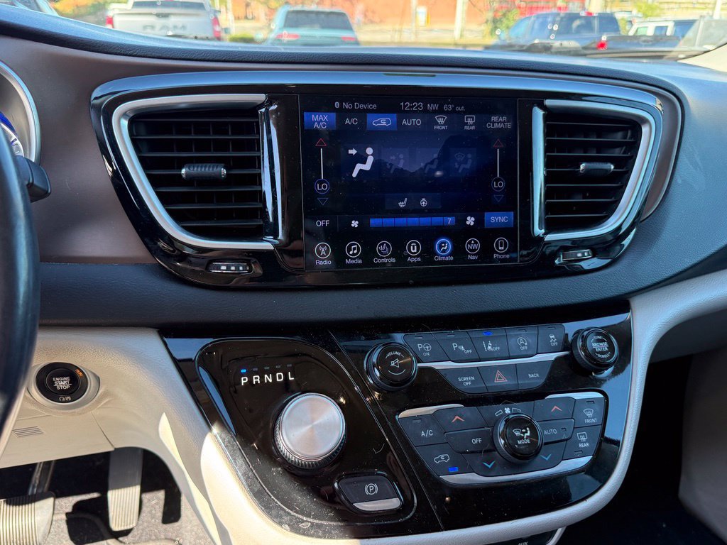 Used 2017 Chrysler Pacifica Touring-L Plus w/ Advanced Safetytec Group FWD image 19